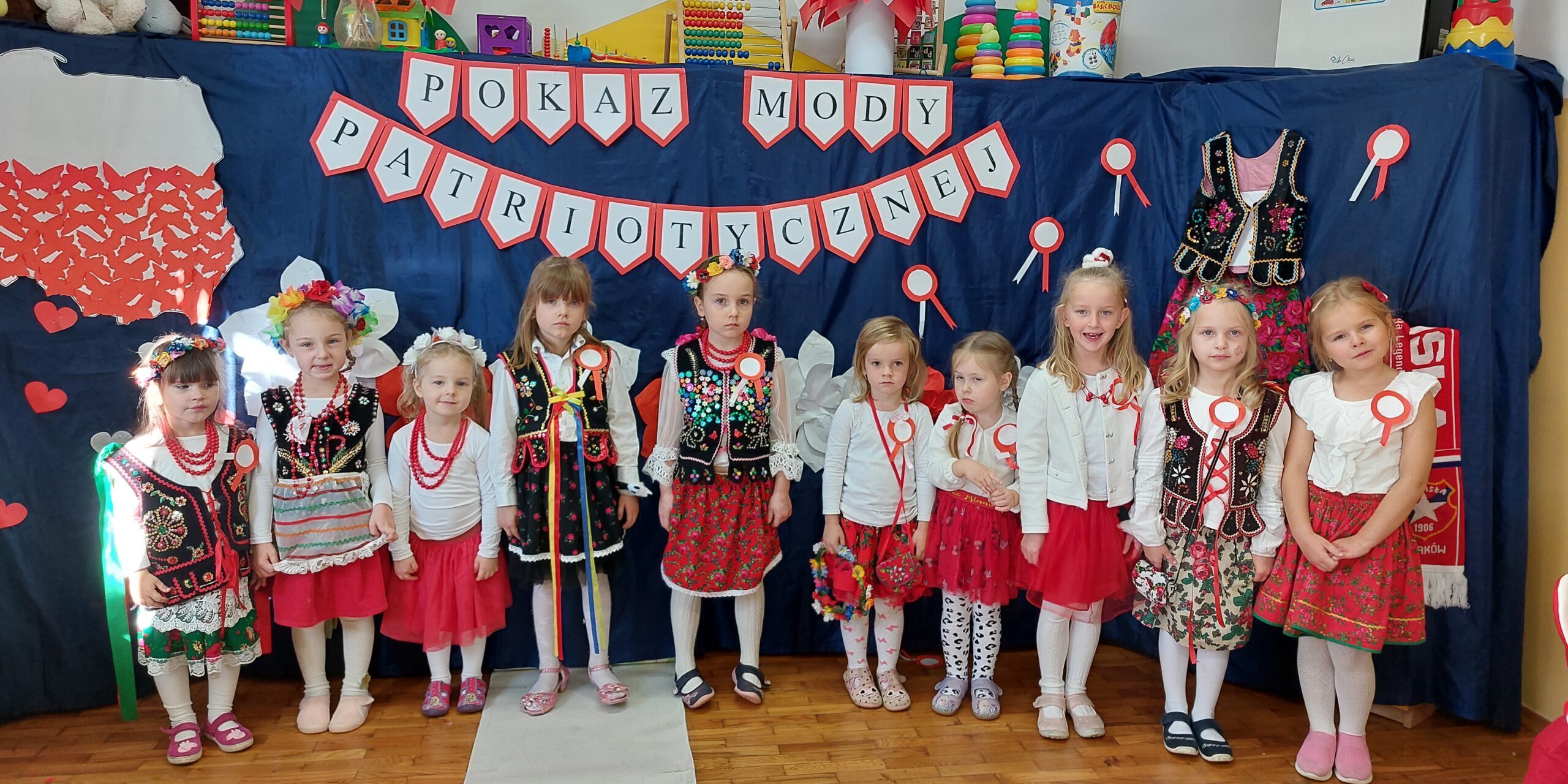 Pokaz Mody Patriotycznej w oddziale w Łazach