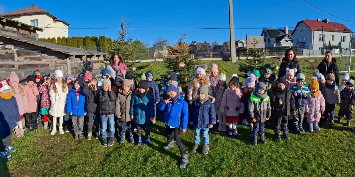 ozdabiamy choinki 1 Dekorowanie choinek przy żywej szopce